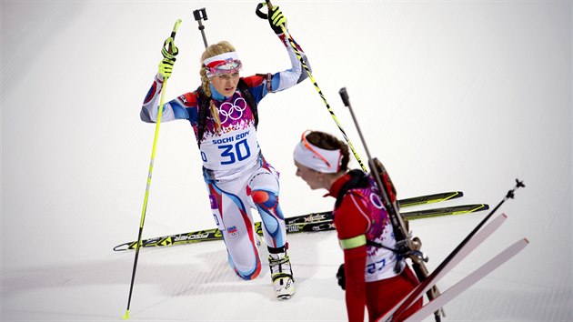 esk biatlonistka Gabriela Soukalov a vcarka Selina Gasparinov v cli vytrvalostnho zvodu na 15 kilometr. (14. nora 2014)