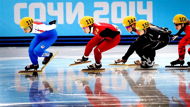 esk rychlobruslaka Kateina Novotn (vlevo) skonila v olympijskm zvod na 1500 metr u v rozjce. (15. nora 2014)