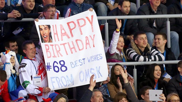 VŠECHNO NEJLEPŠÍ. Fanoušci z ruského Omsku nezapomněli na dvaačtyřicáté narozeniny hokejového veterána Jaromíra Jágra. (15. února 2014)