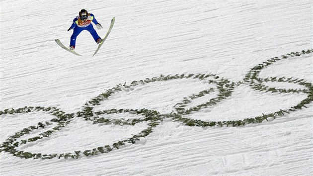 esk skokan Jan Matura v olympijskmu zvodu na velkm mstku. (15. nora 2014)