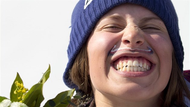 VTZN KNREK. Eva Samkov se raduje z vtzstv ve finlov jzd snowboardcrossu. (16. nora 2014)