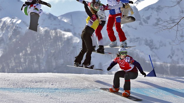 Eva Samková (vpravo dole) suverénně ovládla olympijský snowboardcross a dojela si pro zlatou medaili. (16. února 2014)