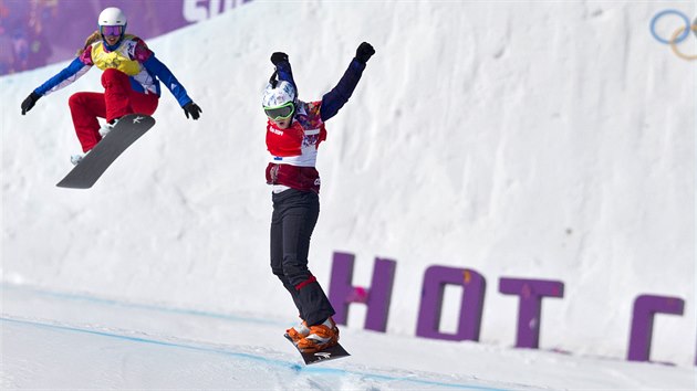 Eva Samková (vpravo) vybojovala ve snowboardcrossu zlatou olympijskou medaili. (16. února 2014)