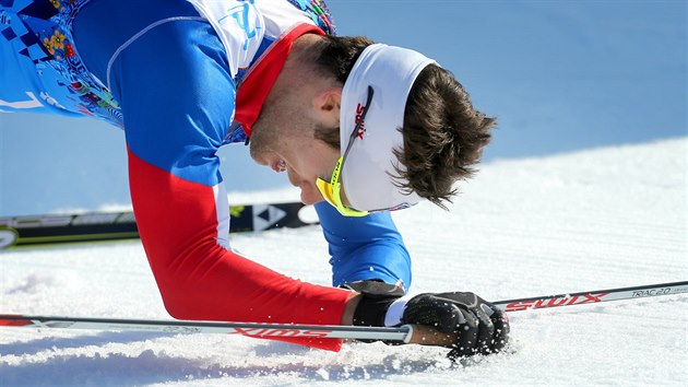 Bec na lych Duan Koek pivezl eskou tafetu v zvodu na 4x10 kilometr na osm pce. (16. nora 2014)