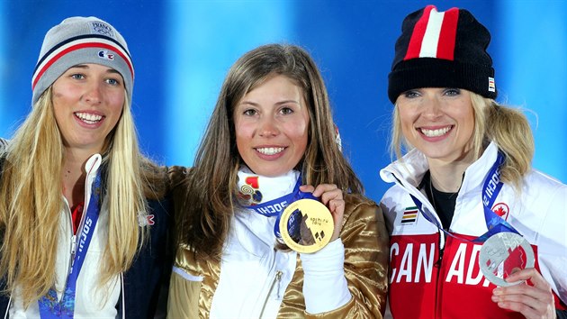Česká snowboardkrosařka Eva Samková (uprostřed) dostala při slavnostním ceremoniálu zlatou olympijskou medaili. (16. února 2014)