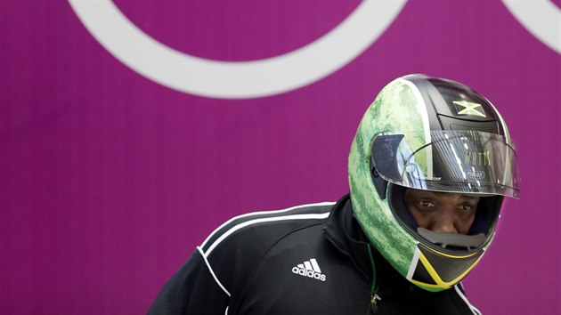 Jeden z jamaiskch bobist Winston Watts ped trninkovou jzdou v olympijskm stedisku Sanki Sliding Centre. (14. nora 2014)