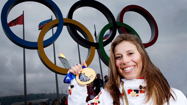 Vtzka snowboardcrossu Eva Samkov se zlatou olympijskou medail v centu Soi. (17. nora 2014)