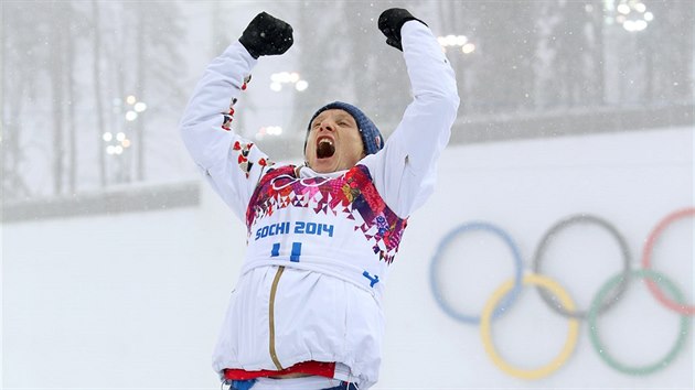 RADOST. esk biatlonista Ondej Moravec vybojoval bronzovou olympijskou medaili v zvodu na 15 kilometr s hromadnm startem. (18. nora 2014)