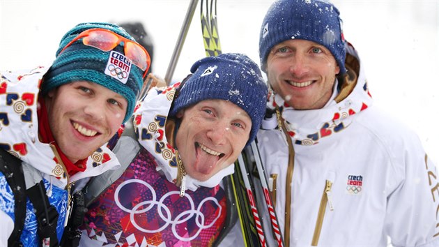 RADOST. esk biatlonista Ondej Moravec (uprosted) vybojoval bronzovou olympijskou medaili v zvodu na 15 kilometr s hromadnm startem, vpravo stoj reprezentan trenr Ondej Ryb. (18. nora 2014)