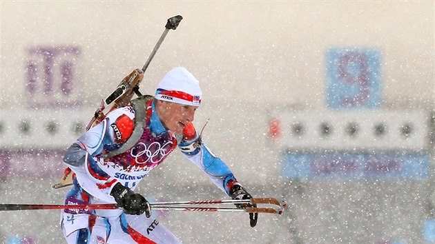 BEZCHYBN. esk biatlonista Ondej Moravec opout stelnici v olympijskm zvodu na 15 kilometr s hromadnm startem. (18. nora 2014)