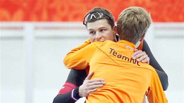 Stbrn nizozemsk rychlobrusla Sven Kramer (elem) blahopeje svmu tmovmu kolegovi Jorritu Bergsmovi, kter v olympijskm zvodu na 10 kilometr zvtzil. (18. nora 2014)