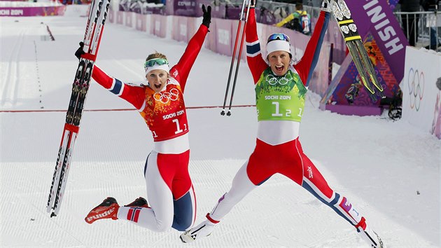 VTZN VSKOK. Norsk bkyn na lych Ingvild Flugstad Oestbergov (vlevo) a Marit Bjrgenov se raduj z vtzstv tmovho sprintu klasickou technikou. (19. nora 2014)