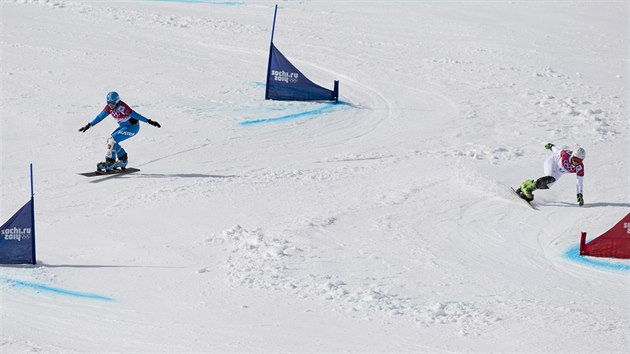 esk snowboardistka Ester Ledeck (vpravo) ve tvrtfinle paralelnho obho slalomu na olympijskch hrch v Soi. (19. nora 2014)