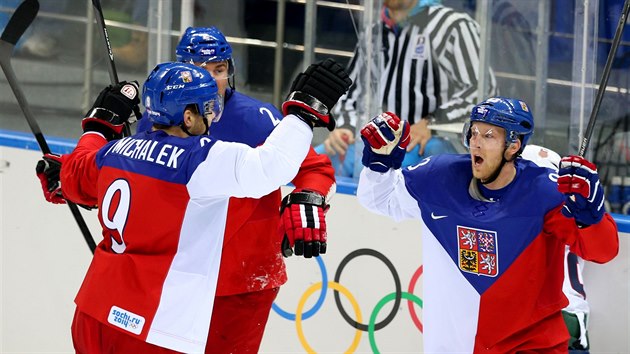 Marek idlický (2), Milan Michálek (9) a Ale Hemský se radují z branky v...