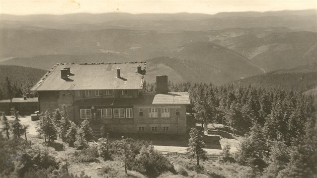 Bezruova chata stla na Lys hoe v letech 1935 a 1978, kdy 11. bezna vyhoela. Fotka pochz z roku 1950.