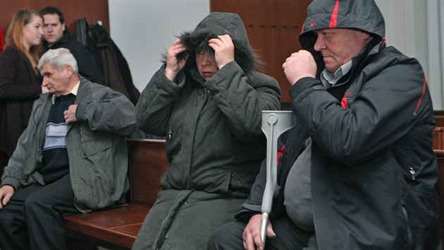 V jednac sni Okresnho soudu ve Frdku-Mstku sed na lavici obalovanch (zleva) Daniel Koma, Marcela Baanowsk a jej manel. (17. nora 2014)