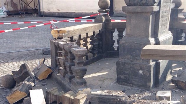 Poškozená socha svatého Jana Nepomuckého na Masarykově náměstí v Náchodě. (8.2.2014)