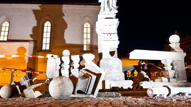Poškozená socha svatého Jana Nepomuckého na Masarykově náměstí v Náchodě. (8. 2. 2014)