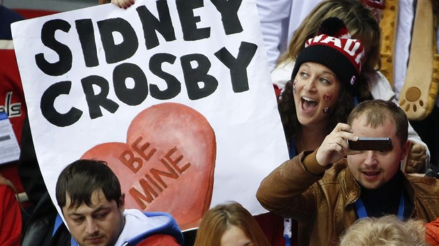 CHCI SIDNEYHO. Fanynka Kanady vyjaduje s plaktem v ruce, e jejm favoritem je kapitn Sidney Crosby.