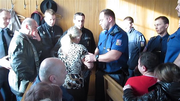 P�íbuzné ob�alovaných  musela v soudní síni uklid�ovat i policie.