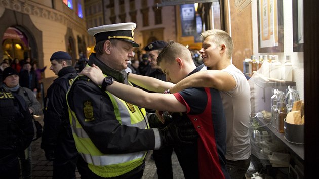 Dánští studenti působili už v neděli večer v ulicích hlavního města rozruch. Opili se v klubech a musela je krotit policie.