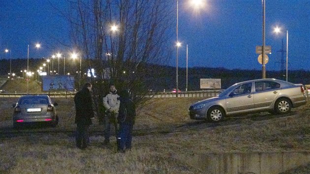 Nedaleko obchodnho centra na ernm most nkdo zaplil stan, uvnit nho spal bezdomovec. Policist udlost vyetovali a do setmn.