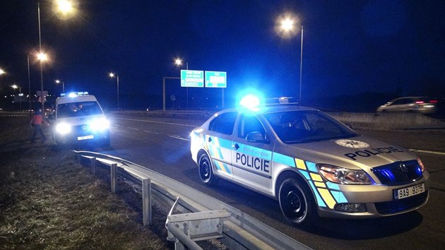 Na dálnici D5 u Rozvadova skočil muž z mostu. Policie místo uzavřela