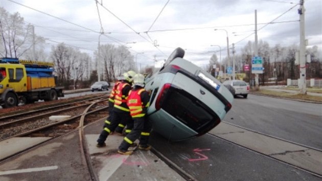 Vz Opel Corsa skonil pevrcen na stee v kiovatce Vkovick a Pavlovovy ulice. Pekel pmo na tramvajovch kolejch, a tak ho hasii vlastnma rukama obrtili zpt na kola.