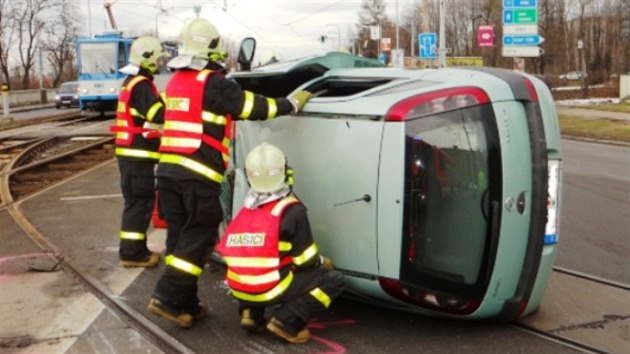 Vz Opel Corsa skonil pevrcen na stee v kiovatce Vkovick a Pavlovovy ulice. Pekel pmo na tramvajovch kolejch, a tak ho hasii vlastnma rukama obrtili zpt na kola.