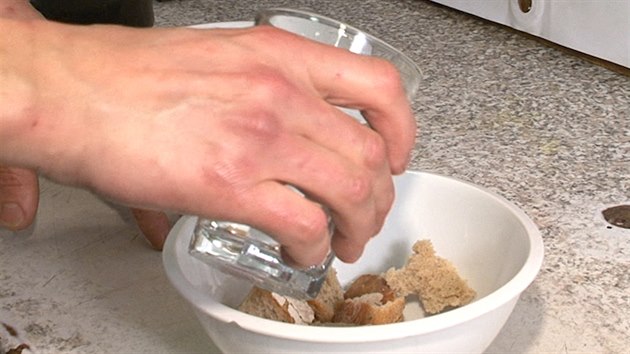 Star chlb nalmejte do misky a zalijte vodou nebo vvarem. 