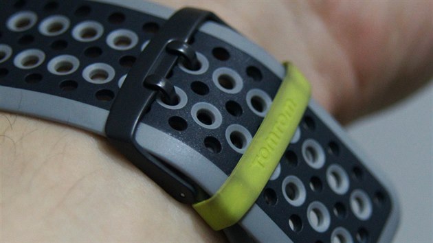 Pohodln� p�sek a naprosto nepohodln� gumi�ka dr��c� jeho p�ebytky