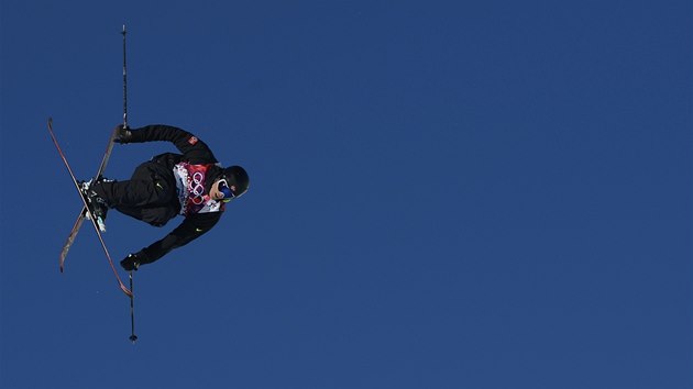 Andreas Haatveit v kvalifikaci olympijského závodu ve slopestylu akrobatických lyžařů.  