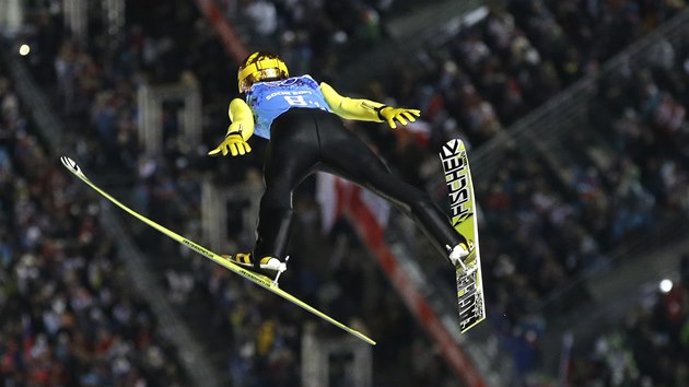 Japonec Noriaki Kasai v souti drustev skokan na lych na olympijskch hrch v Soi. 