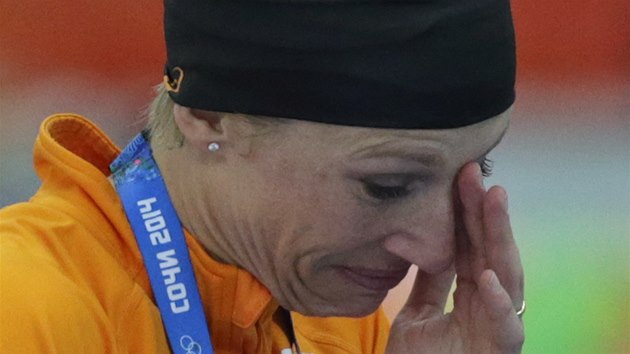 DOJAT. Nizozemsk rychlobruslaka Carien Kleibeukerov po zisku bronzov olympijsk medaile v zvodu na 5 000 metr. 