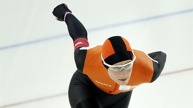 ZA MEDAIL. Nizozemsk rychlobruslaka Carien Kleibeukerov v olympijskm zvodu na 5 000 metr. 