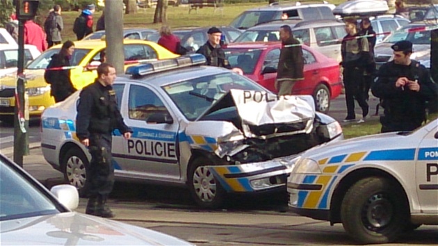 Pronásledovaný idi projel policejním zátarasem na Karlov námstí.