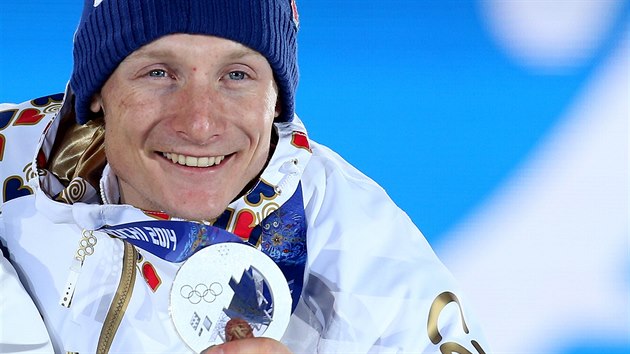 RADOST NA STUPNCH. Stbrn esk biatlonista Ondej Moravec se raduje na stupnch vtz bhem slavnostnho vyhlen medailist ze sthacho olympijskho zvodu.
