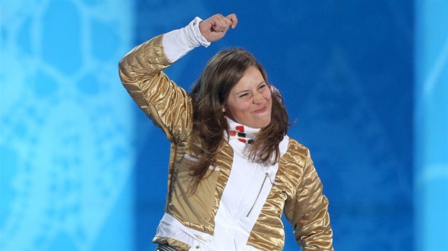 Eva Samková si skáče na stupně vítězů pro  zlatou medaili.