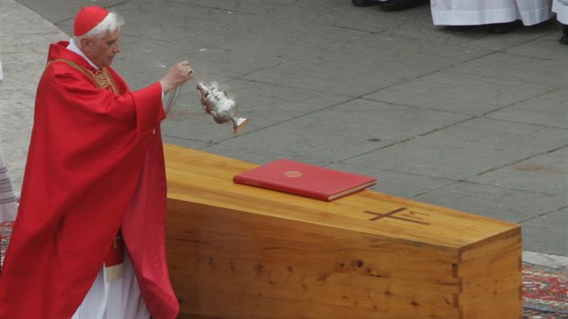 Kardinl Joseph Ratzinger pohbv papee Jana Pavla II., jeho byl blzkm poradcem (19. dubna 2005)