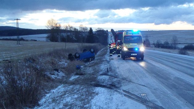 Dopravn nehoda na namrzl silnici u Star Vody na Marinskolzesku. Auto skonilo na stee, zstala v nm zrann ena.