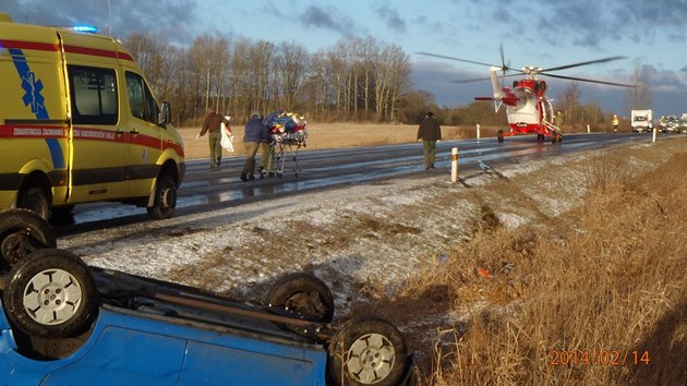 Dopravn nehoda na namrzl silnici u Star Vody na Marinskolzesku. Auto skonilo na stee, zstala v nm zrann ena.