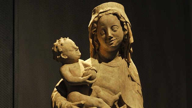 Jeden z exponátů nové olomoucké výstavy Gotické Madony na lvu - plastika Trůnící Madony z Nisy z konce 14. století, která byla považována za zničenou během druhé světové války. Nyní ji ale odborníci našli v depozitáři olomouckého Muzea umění.