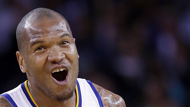 Marreese Speights z Golden State slav trojku.