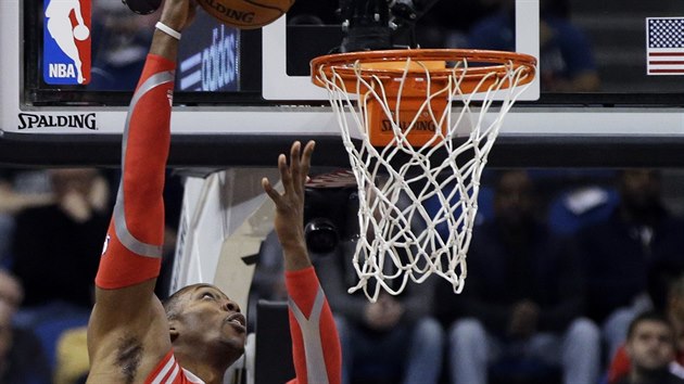 Dwight Howard z Houstonu zakonuje do koe Minnesoty.