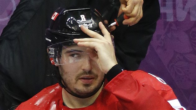 Kanadsk obrnce Drew Doughty potebuje dothnout uvolnn roubek na sv plb.