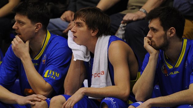 stet basketbalist Vladimr Hejl, Adam ampach a Marek Slunko (zleva) sleduj zpas s Dnem.