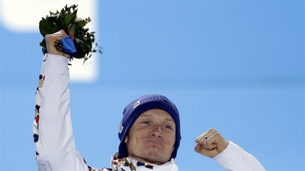 esk biatlonista Ondej Moravec s bronzovou medail z olympijskho zvodu s hromadnm startem.