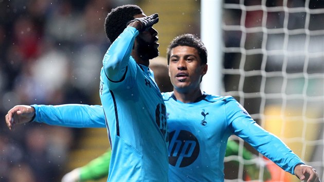 K SLUBM.  Emmanuel Adebayor z Tottenhamu (vlevo) oslavuje branku, kterou vstelil Newcastlu.