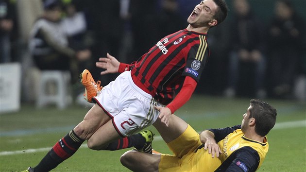 AU! Obr�nce AC Mil�n Mattia De Sciglio (naho�e) schytal z�ke�n� faul od beka...