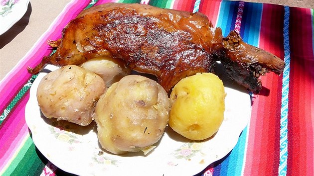 Slavnostn pokrm v Peru: peen more, brambory a jet pibude paprika plnn zeleninou smaen v tstku.